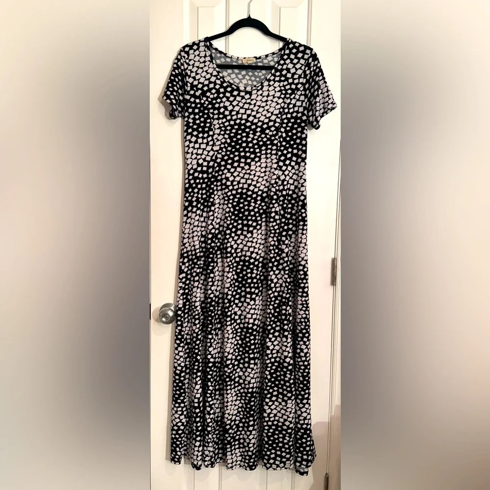 Haani maxi Black Dress with white shapes has light pink textured details Size L